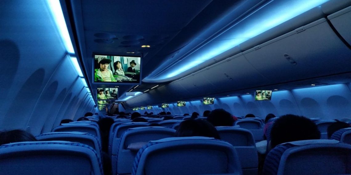 Penumpang Harus Tahu Etika Saat Merebahkan Kursi Pesawat