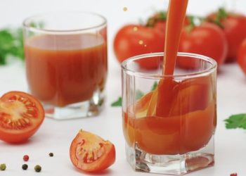 5 Kelompok yang Tidak Boleh Minum Jus Tomat Meskipun Berkhasiat