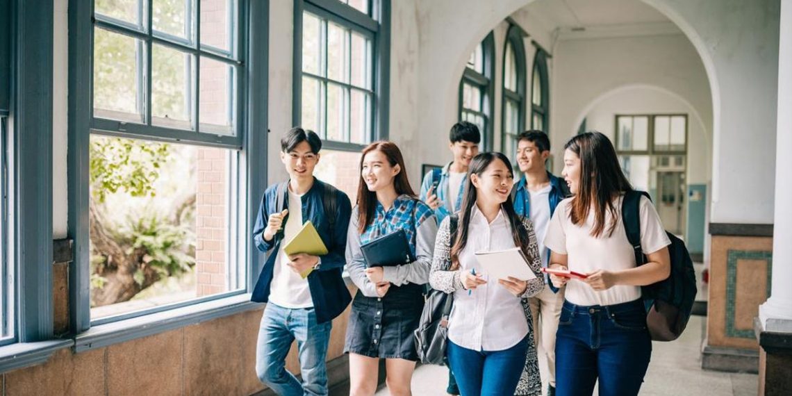 Robot Humanoid AI Pertama di Dunia Diterima Kuliah S3