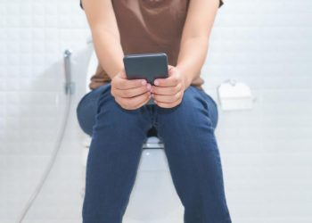 Bahaya Duduk Terlalu Lama di Toilet saat Main Ponsel