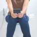 Bahaya Duduk Terlalu Lama di Toilet saat Main Ponsel