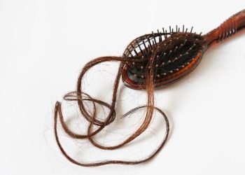 10 Kebiasaan Penyebab Rambut Rusak dan Mudah Rontok