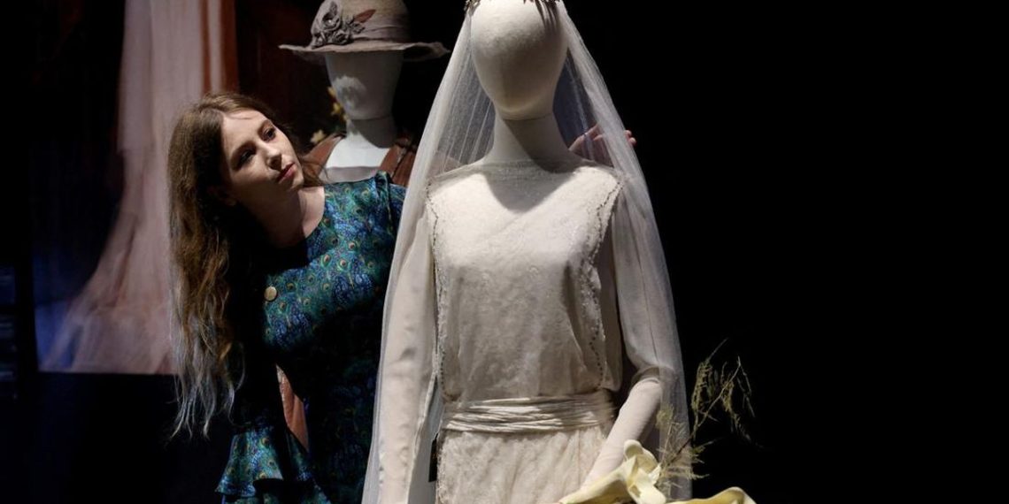 Kostum Glamor dari Downton Abbey Siap Dilelang