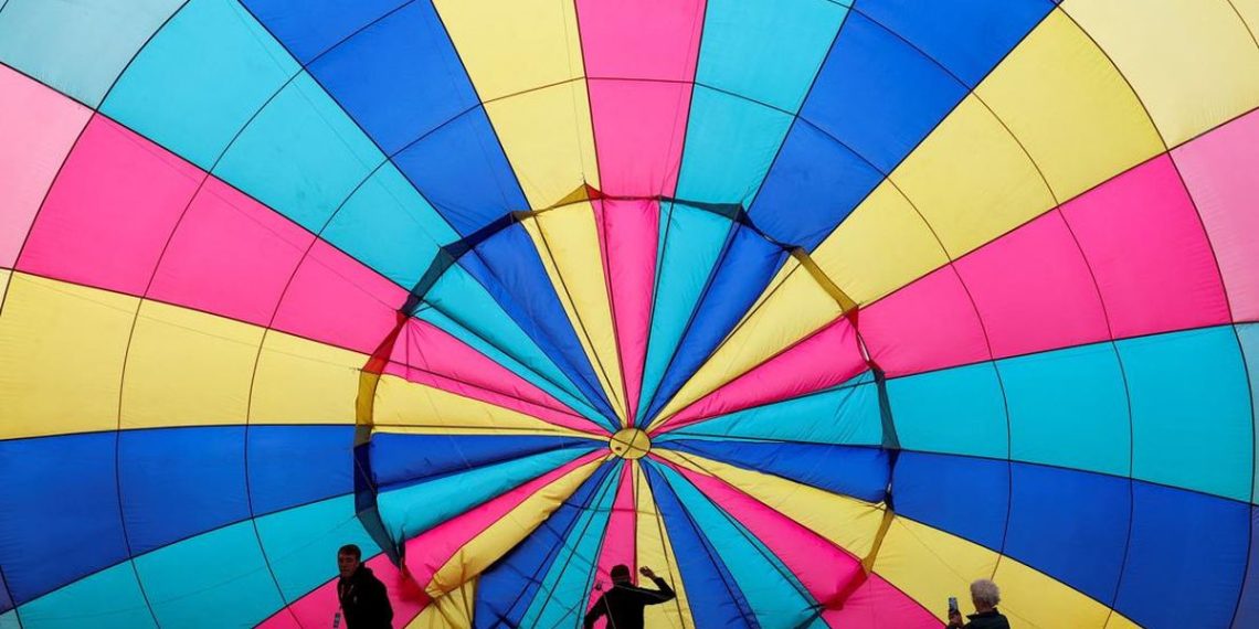 Balon Udara Berwarna Hiasi Langit Bristol