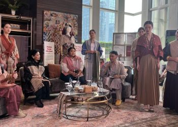 Kala Tenun Batak Menyapa Dunia Mode Kontemporer