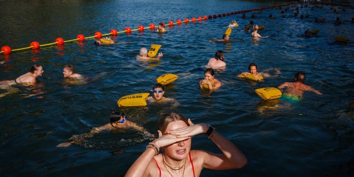 Warga Bermandi di Sungai Seine Saat Paris Menghadapi Cuaca Panas