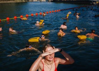 Warga Bermandi di Sungai Seine Saat Paris Menghadapi Cuaca Panas