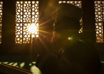 Zikir Al Matsurat Sore Lengkap: Arab, Latin, dan Arti