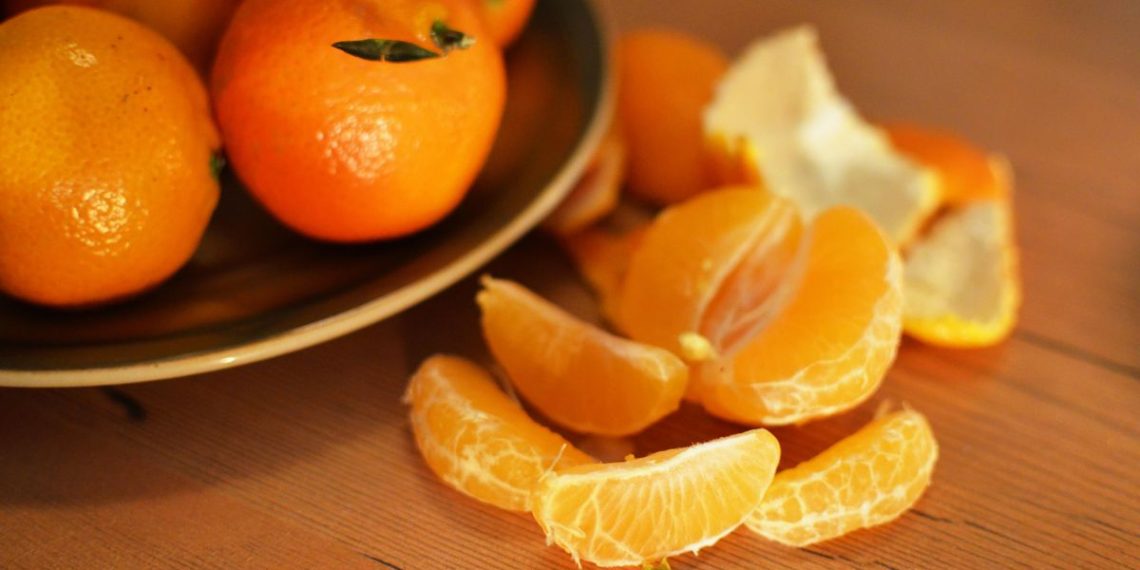 Serabut Putih di Daging Jeruk, Apakah Aman untuk Dikonsumsi?