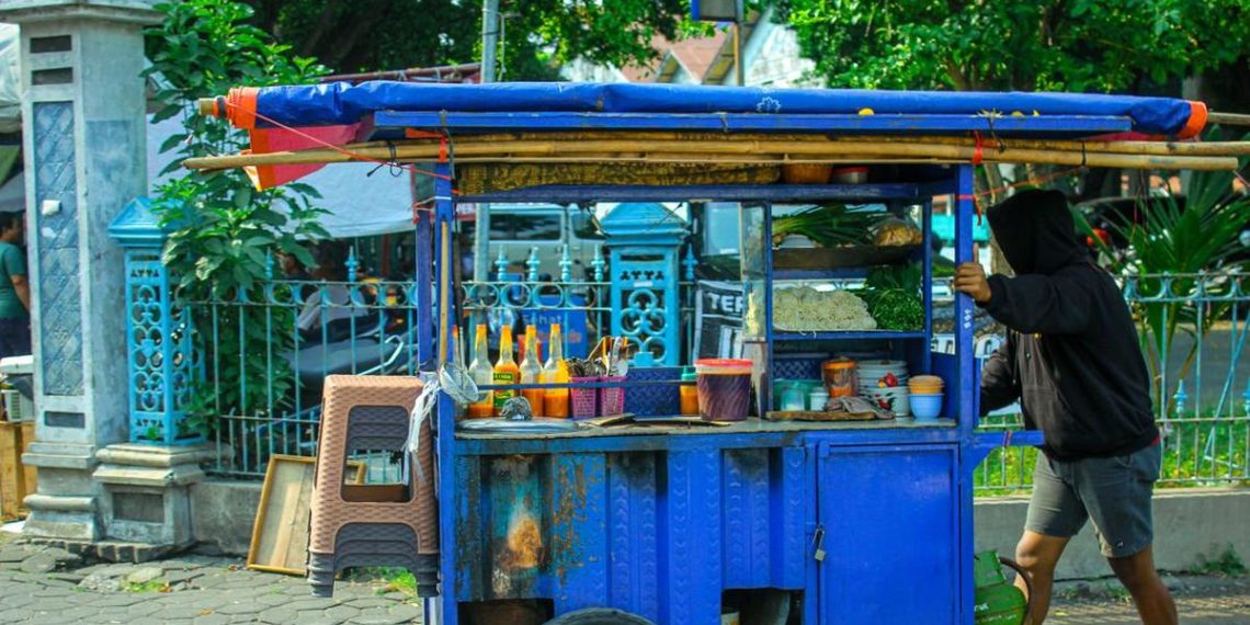 Perbandingan Gerobak Mi Ayam Biru, Cokelat, dan Hijau, Mana yang Lebih Enak?