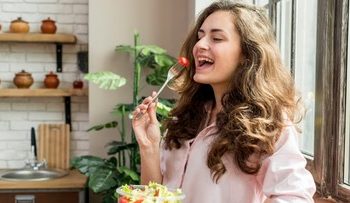 3 Kebiasaan Makan yang Bikin Kulit Bersih dan Kencang