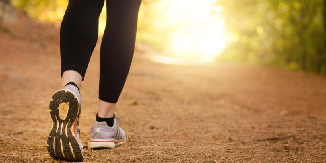 Beda Manfaat Jalan Kaki Pagi dan Sore untuk Menurunkan Berat Badan