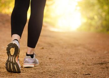 Beda Manfaat Jalan Kaki Pagi dan Sore untuk Menurunkan Berat Badan