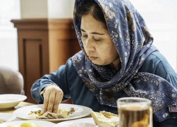 Nikmatnya Makan Dengan Tangan dan Manfaat Kesehatannya