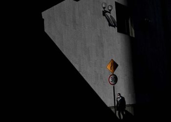 Berjalan di Tengah Cahaya Temaram