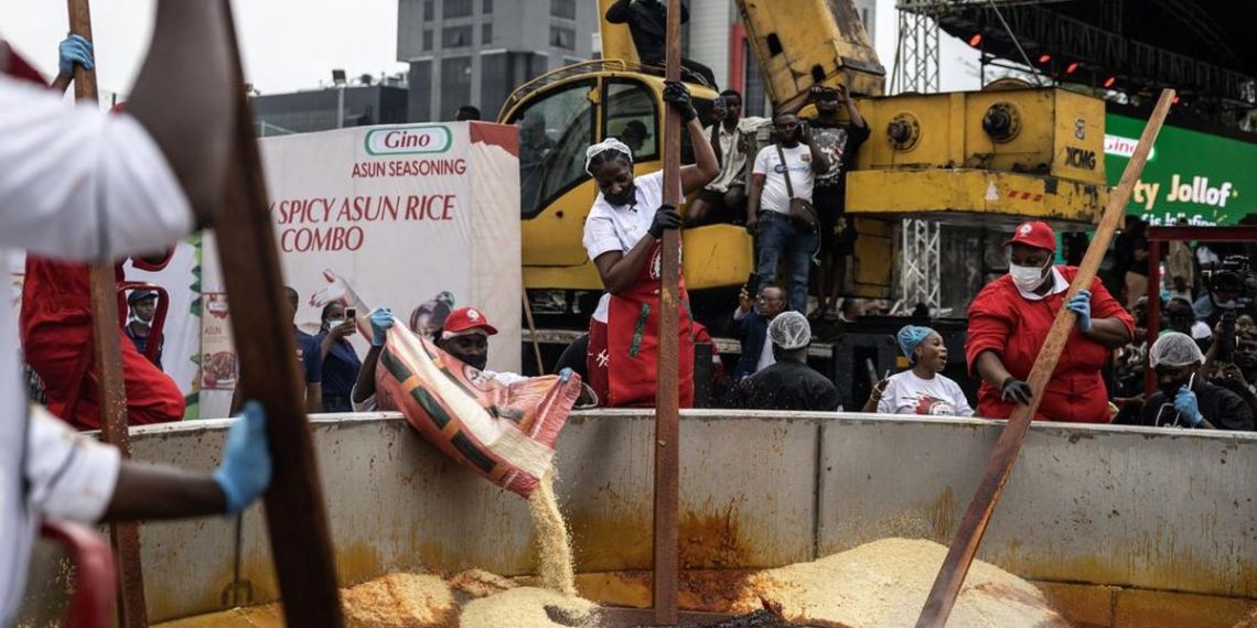 Pecah Rekor Memasak Nasi Jollof Terbesar di Dunia Dengan Ramai-Ramai