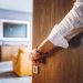 Alasan Tamu Perlu Mengunci Pintu Kamar Hotel untuk Keamanan