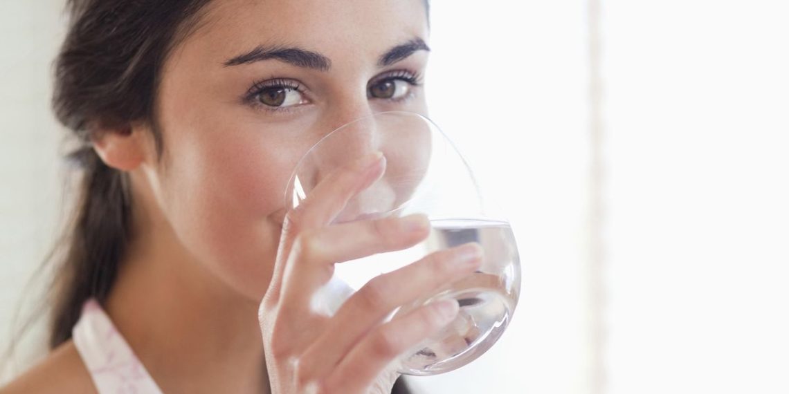 Minum Air Hangat Apakah Bisa Membantu Mengurangi Lemak Perut Menurut Ahli?