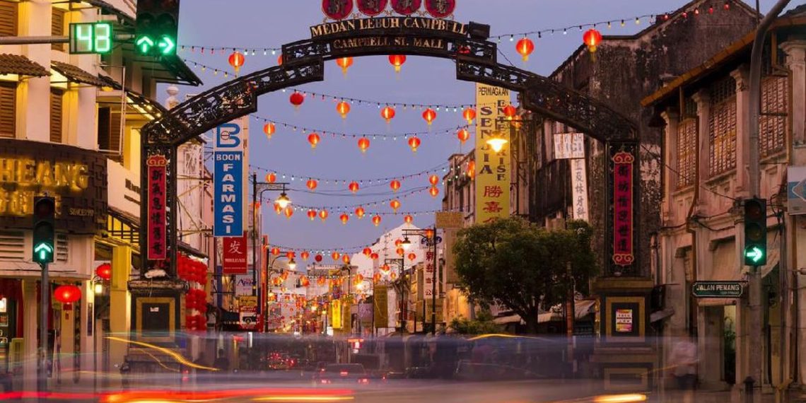 Liburan Pertama ke Luar Negeri, Pilih Singapura atau Malaysia?