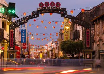 Liburan Pertama ke Luar Negeri, Pilih Singapura atau Malaysia?