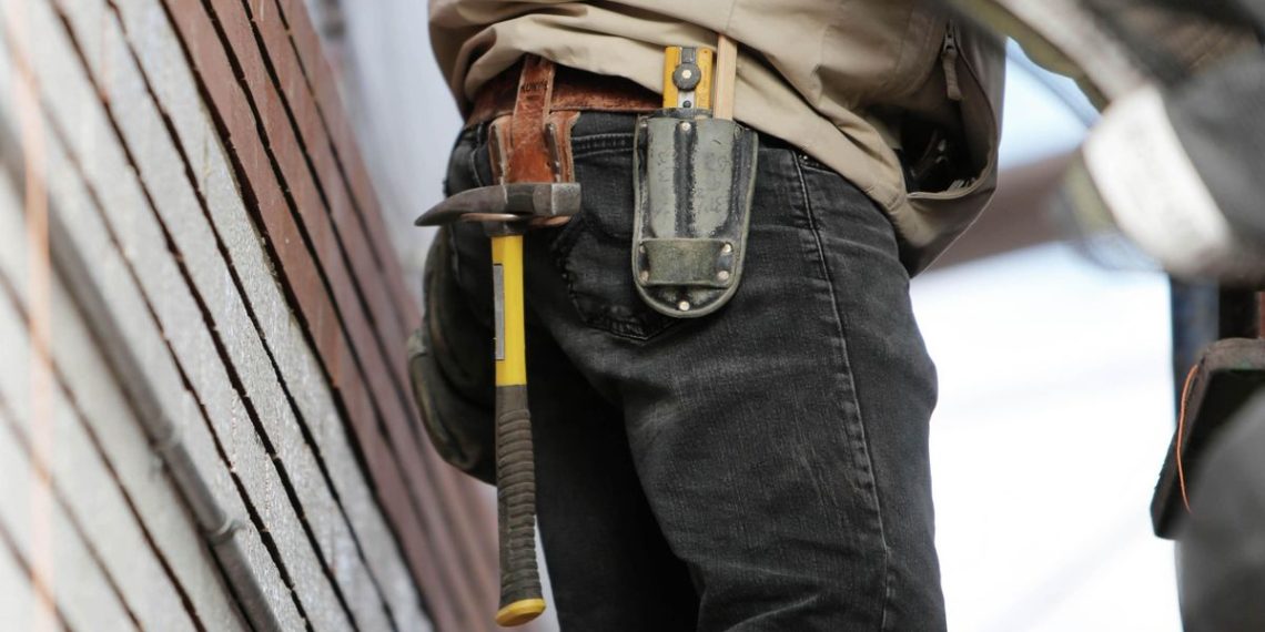 Berapa Gaji Harian Tukang Bangunan? Ini Kisaran Terbarunya