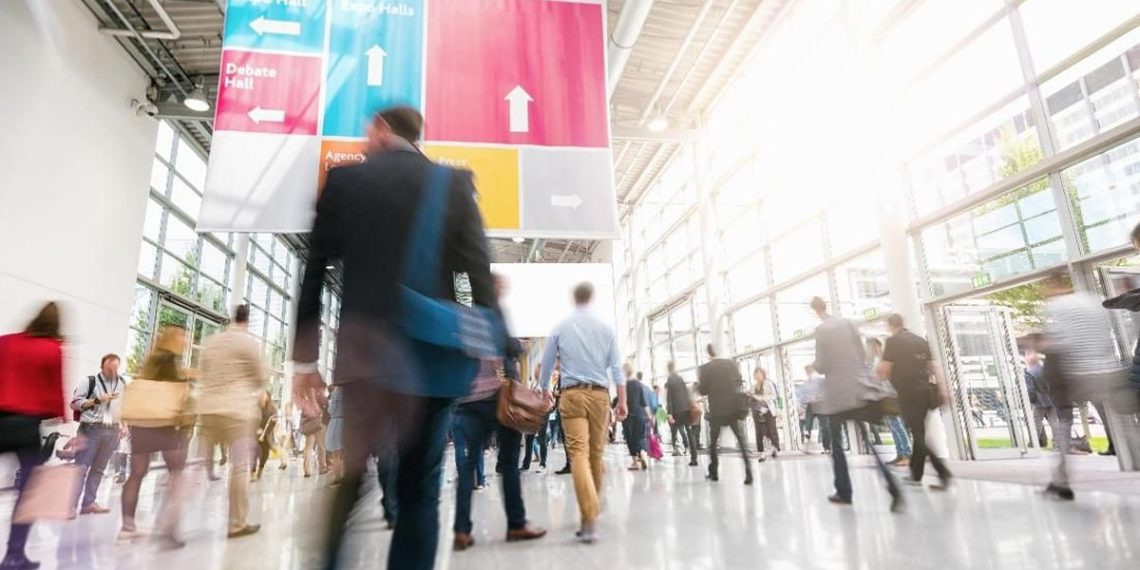 Pesawat Terlambat 5 Jam, Penumpang Menari di Bandara India