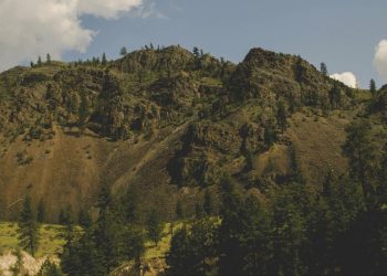 Turis China Meninggal Terjatuh karena Lepas Tali Pengaman untuk Berfoto