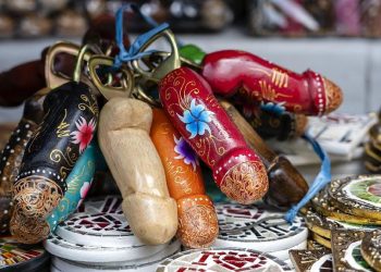 Suvenir Tak Senonoh Dilarang Dipajang di Toko-Toko Destinasi Ini