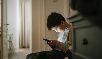 Gadget Utama Dapat Menyebabkan Anak Lamban Berbicara dan Mengalami Mata Minus