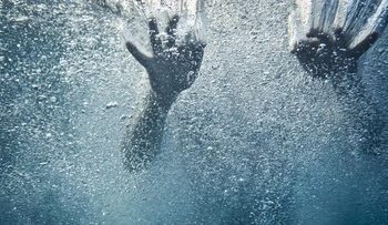 Turis China Mendapat Pujian Usai Selamatkan Wanita yang Tenggelam