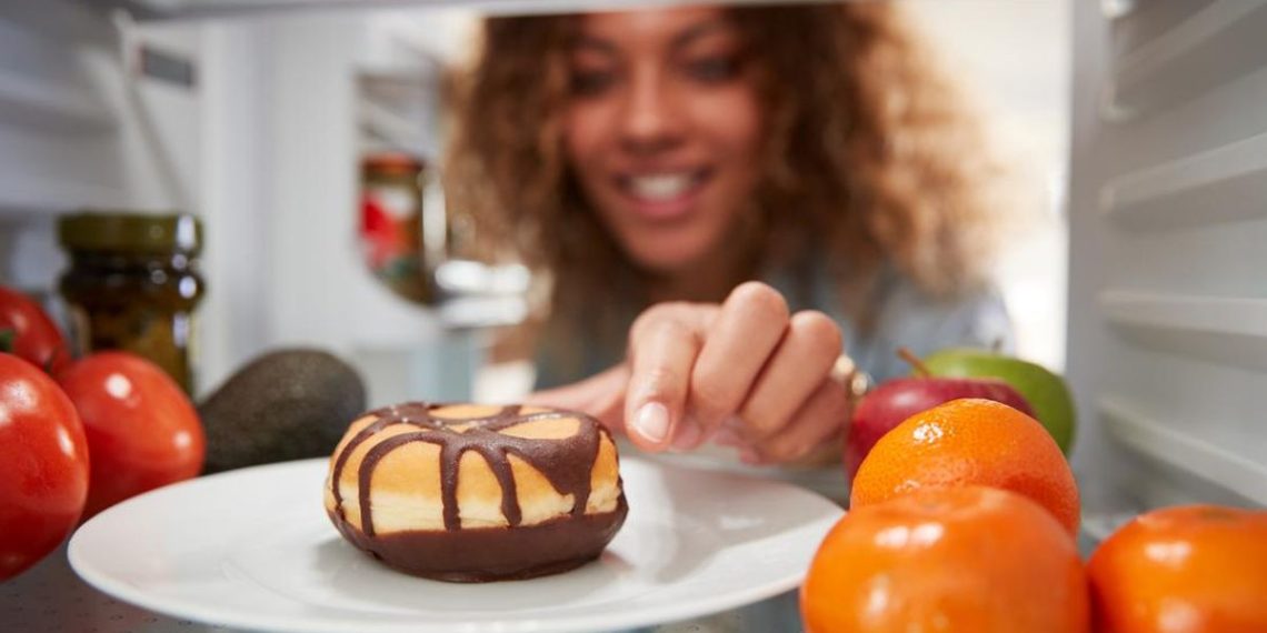 Tips Efektif Mengurangi Kebiasaan Ngemil Saat Bekerja Dari Rumah