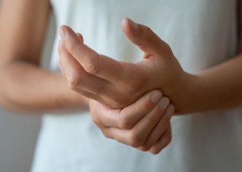 7 Penyebab Jari Tangan Kaku Saat Bangun Pagi