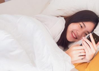 6 Risiko Menggunakan HP Setelah Bangun Tidur, Bisa Merusak Otak!