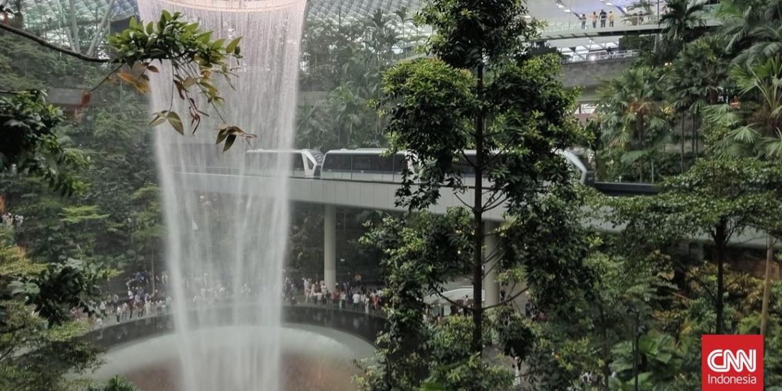 Polisi Selidiki Kematian Pelancong Karena Jatuh di Dekat Air Terjun Bandara Changi