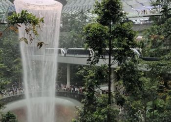 Polisi Selidiki Kematian Pelancong Karena Jatuh di Dekat Air Terjun Bandara Changi