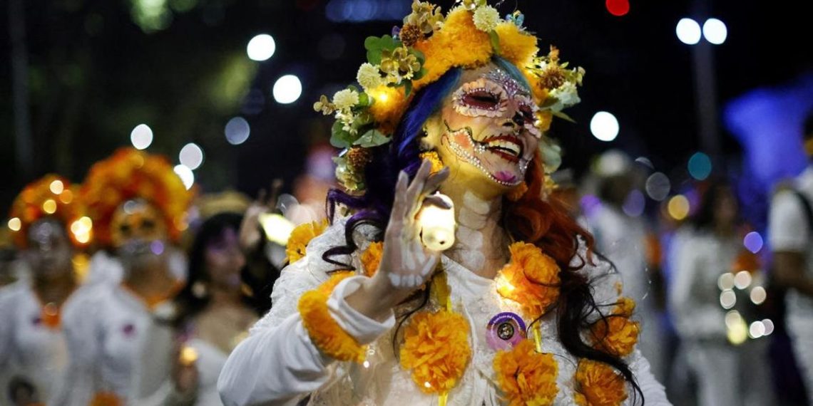 Melawan Populer Halloween Melalui Parade Catrina di Meksiko
