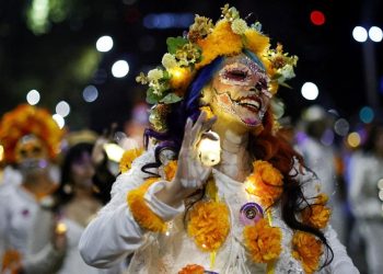 Melawan Populer Halloween Melalui Parade Catrina di Meksiko