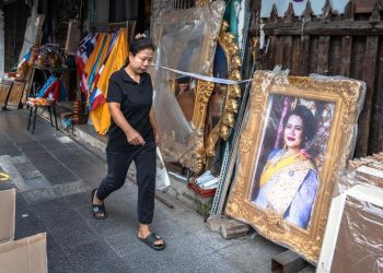 Hitam Sebagai Simbol Kedukaan atas Wafatnya Ratu Thailand