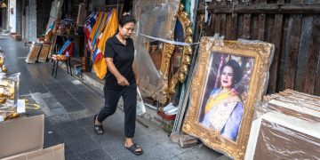 Hitam Sebagai Simbol Kedukaan atas Wafatnya Ratu Thailand