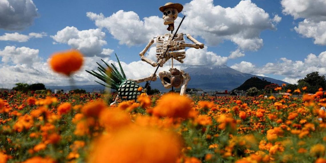 Tengkorak Raksasa Memeriahkan Hari Orang Mati di Meksiko