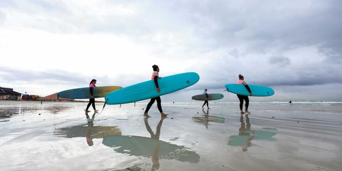 Ibu-Ibu Berselancar sebagai Terapi untuk Melepas Penat di Afrika Selatan