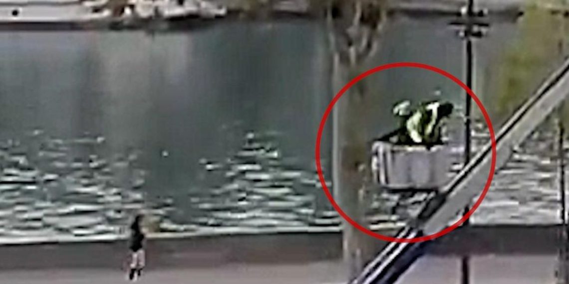 Pencuri Melarikan Diri dari Museum Louvre Menggunakan Truk Lift