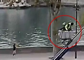 Pencuri Melarikan Diri dari Museum Louvre Menggunakan Truk Lift