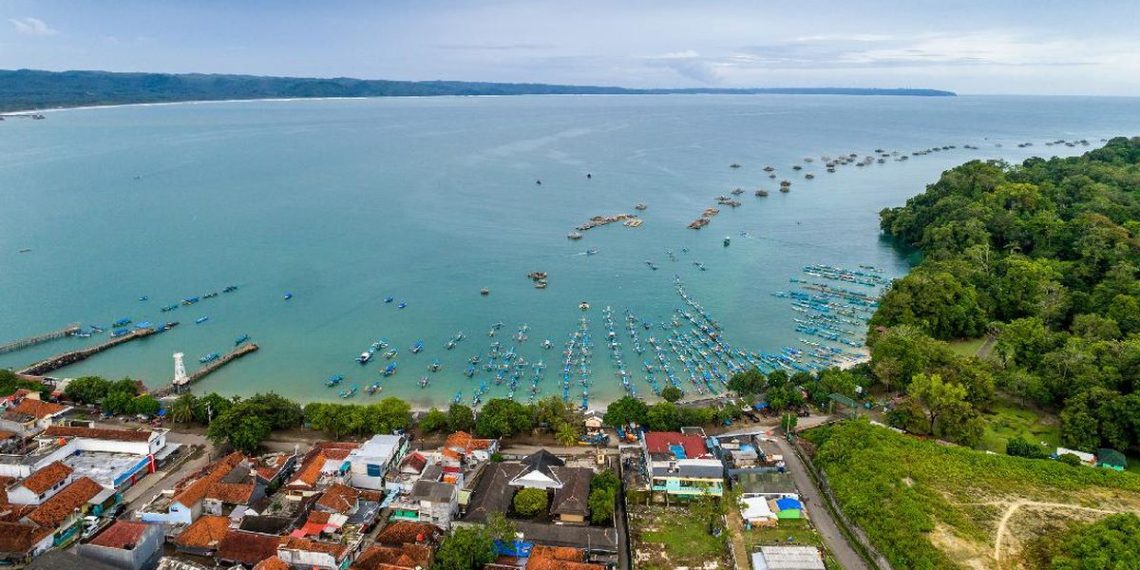 Pilu Ratusan Wisatawan Sudah Bayar Liburan Terjebak di Pangandaran