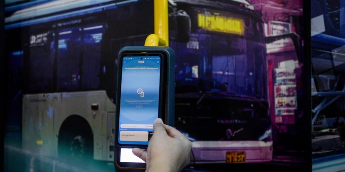 Naik TransJakarta KRL MRT dan LRT Menggunakan QRIS Tap