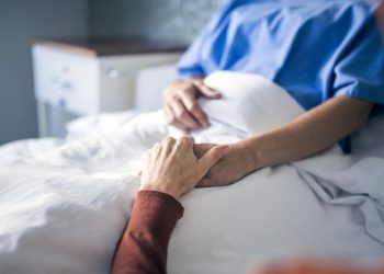 6 Adab Mengunjungi Orang Sakit yang Wajib Diperhatikan oleh Muslim