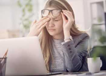 4 Cara Mengatasi Stres pada Mata untuk Pekerja Kantoran