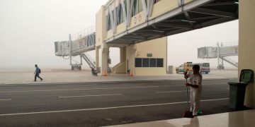 Dua Pria Kejar Pesawat di Landasan Pacu setelah Ketinggalan Penerbangan