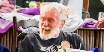 Tips Umur Panjang Hingga 100 Tahun dari Aktor Hollywood Dick Van Dyke