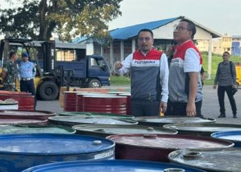 Tinjauan Dirut Pertamina terhadap Logistik BBM yang Dikirim Via Udara ke Aceh